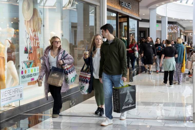 Photo des gens se promenant dans un centre commercial aux Etats-Unis