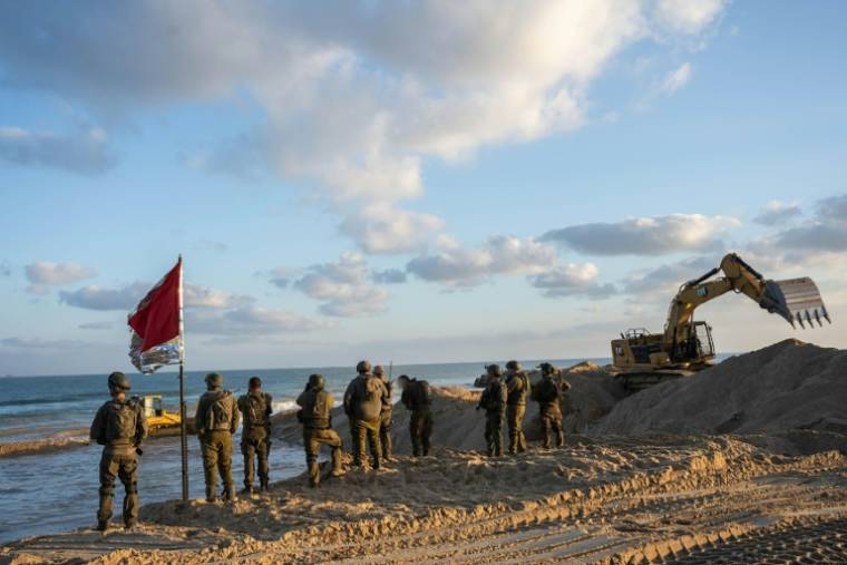 Photo fournie par l'armée israélienne le 16 mai 2024 montrant des soldats lors d'une opération de mise en place d'un port artificiel visant à acheminer de l'aide humanitaire dans la bande de Gaza où une guerre oppose Israël au mouvement islamiste palestinien Hamas ( Israeli Army / - )