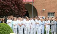 Des employés de l'hôpital de Reims rassemblés devant l'établissement le 23 mai 2023 pour un hommage à leur collègue mortellement agressée la veille ( AFP / FRANCOIS NASCIMBENI )