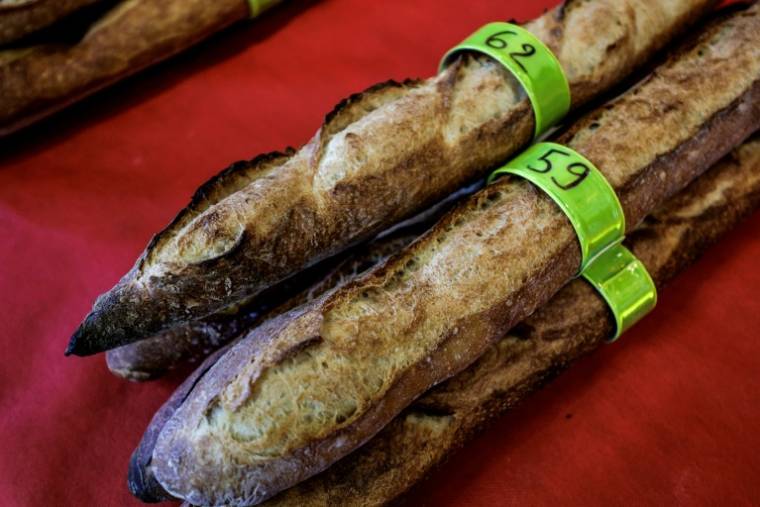 Des baguettes présentées lors du concours de la meilleure baguette de tradition de Paris, à Paris le 25 avril 2024 ( AFP / STEPHANE DE SAKUTIN )