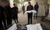 Un homme porte le corps d'un enfant tué lors d'un bombardement israélien, devant la morgue d'un hôpital de Rafah, dans le sud de la bande de Gaza, le 27 avril 2024 ( AFP / - )