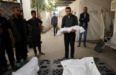 Un homme porte le corps d'un enfant tué lors d'un bombardement israélien, devant la morgue d'un hôpital de Rafah, dans le sud de la bande de Gaza, le 27 avril 2024 ( AFP / - )