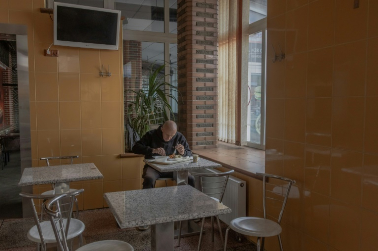 Un client mange dans un des derniers restaurants encore ouverts à Pokrovsk, en Ukraine, le 15 octobre 2024 ( AFP / Roman PILIPEY )