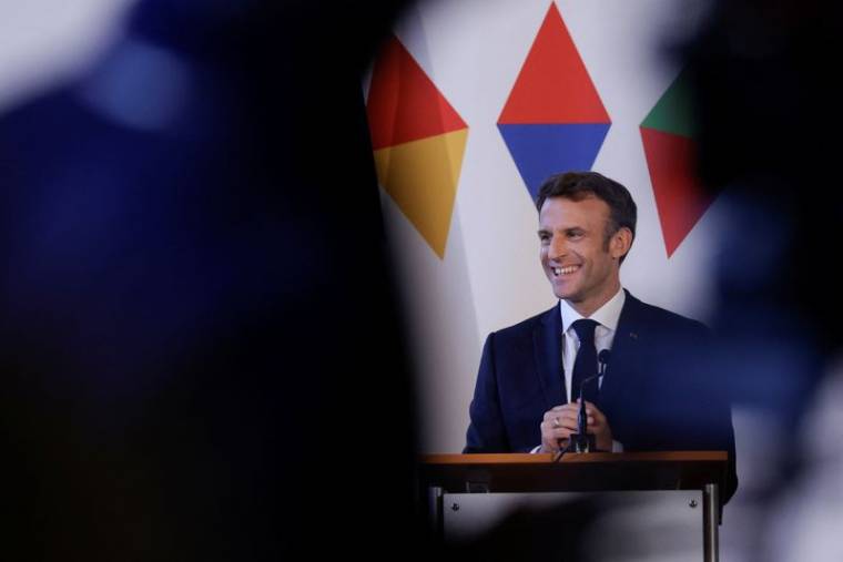 Le président français Emmanuel Macron assiste à une conférence de presse, lors du sommet informel des 27 à Prague