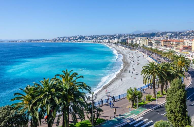 Partir à Nice pour un avant-goût de vacances et s’imprégner d’une ambiance unique en France crédit photo : Shutterstock