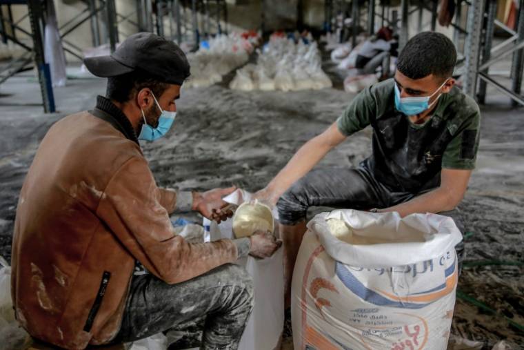 Rationnement de la farine lors d'une distribution d'aide humanitaire à Gaza, le 17 mars 2024 ( AFP / - )