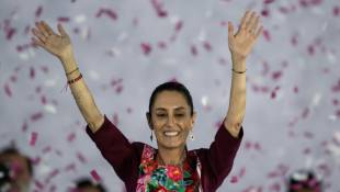 Claudia Sheinbaum, candidate de la gauche au pouvoir, salue ses partisans lors du lancement de sa campagne, le 1er mars 2024 à Mexico ( AFP / CARL DE SOUZA )
