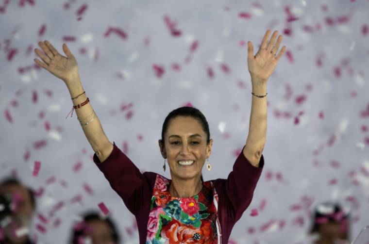La candidate de la gauche au pouvoir au Mexique, Claudia Sheinbaum, salue ses partisans lors du lancement de sa campagne le 1er mars 2024 à Mexico ( AFP / CARL DE SOUZA )