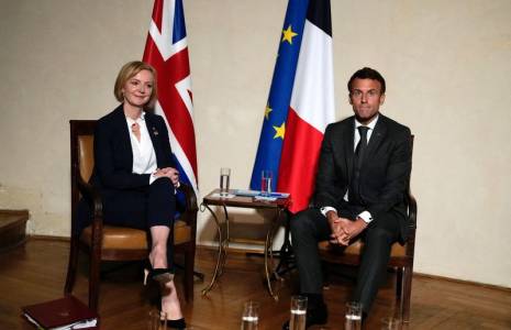 La Première ministre britannique, Liz Truss, et le président français, Emmanuel Macron, à Prague