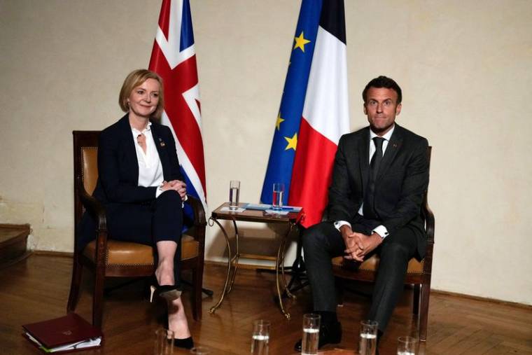 La Première ministre britannique, Liz Truss, et le président français, Emmanuel Macron, à Prague
