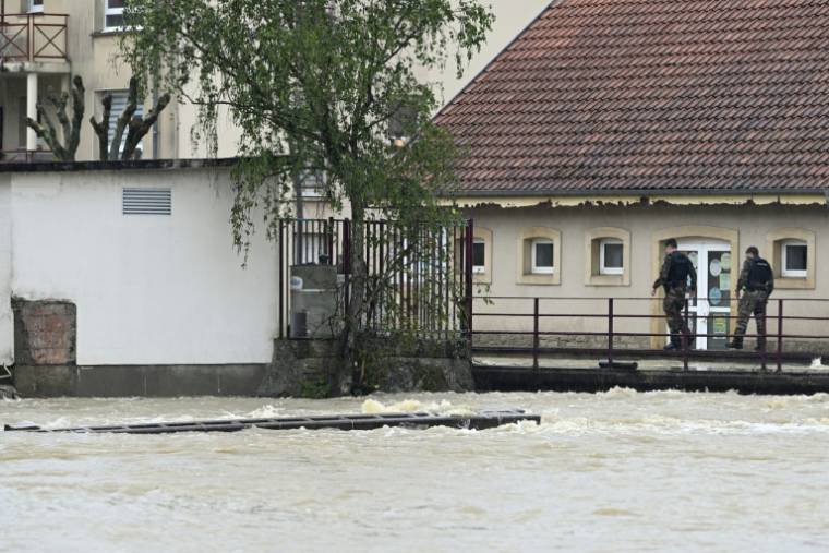 La gendarmerie dans les rues de Boulay-Moselle inondée, en Moselle, le 17 mai 2024 ( AFP / Jean-Christophe VERHAEGEN )