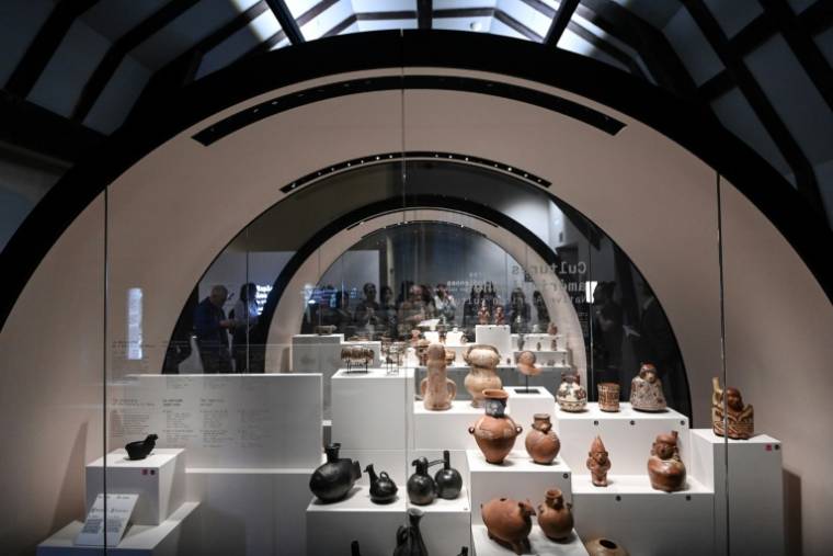 Des objets amérindiens exposés au musée Dobree à Nantes, le 15 mai 2024 en Loire-Atlantique ( AFP / Sebastien SALOM-GOMIS )