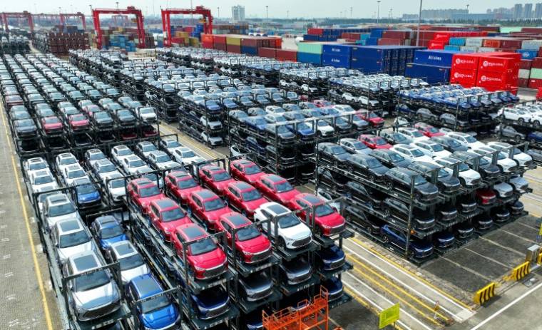 Des véhicules électriques chinois attendent d'embarquer sur le port de Suzhou (Chine) le 11 septembre 2023 ( AFP / STR )