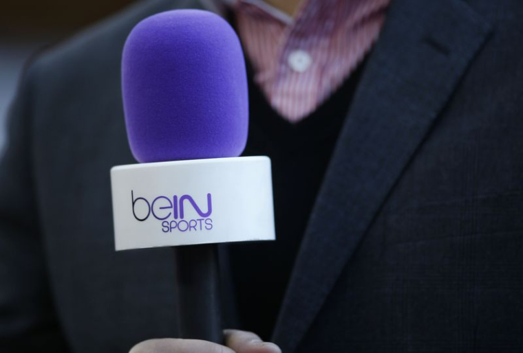 Un microphone de Bein sports avant le match entre Arsenal et Crystal Palace à l'Emirates Stadium