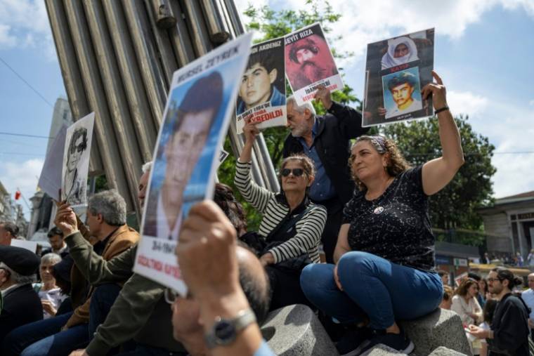 Manifestation connue sous le nom de "Mères du samedi", des familles protestant contre la disparition de leurs proches dans les années 1980 et 1990 en Turquie, le 25 mai 2024 à Istanbul ( AFP / Yasin AKGUL )