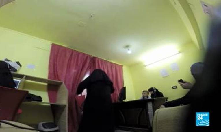 Vidéo : elle filme au péril de sa vie à Raqqa, fief de l'EI en Syrie