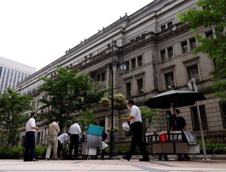Des gens achètent leurs déjeuners devant le siège de la Banque du Japon à Tokyo