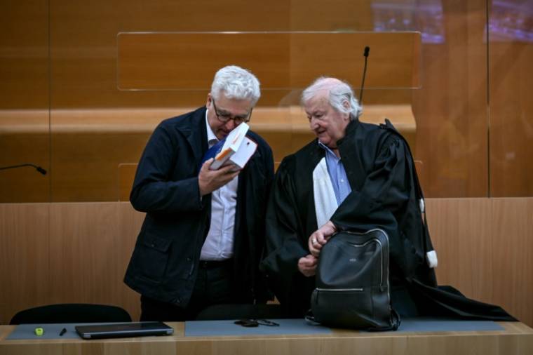 Bernard Sayn (g) et André Buffard, les avocats de Gabriel Fortin, dans la salle d'audience du tribunal de Grenoble avant le procès en appel de leur client devant la Cour d'assises de l'Isère, le 13 mai 2024 ( AFP / OLIVIER CHASSIGNOLE )