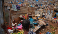 De jeunes habitantes du bidonville de Kawéni à Mamoudzou au milieu des décombres après le passage du cyclone Chido, le 20 décembre 2024 ( AFP / DIMITAR DILKOFF )