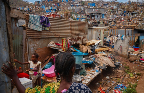 De jeunes habitantes du bidonville de Kawéni à Mamoudzou au milieu des décombres après le passage du cyclone Chido, le 20 décembre 2024 ( AFP / DIMITAR DILKOFF )