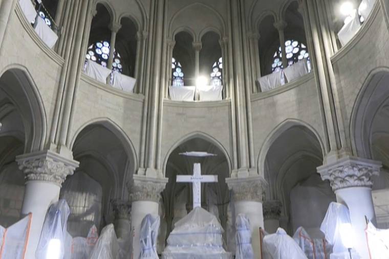 Image tirée d'une vidéo de l'AFP, le 11 avril 2024, montrant les éléments du choeur protégés pendant les travaux de restauration de la cathédrale Notre-Dame de Paris, cinq ans après l'incendie qui l'a dévastée ( AFP / Mathilde BELLENGER )