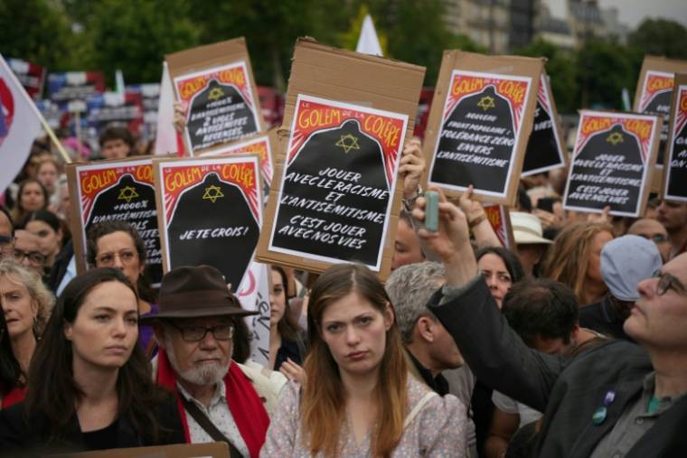 Manifestation contre l'antisémitisme après le viol d'une enfant juive de 12 ans à Courbevoie, le 20 juin 2024 à Paris ( AFP / Zakaria ABDELKAFI )