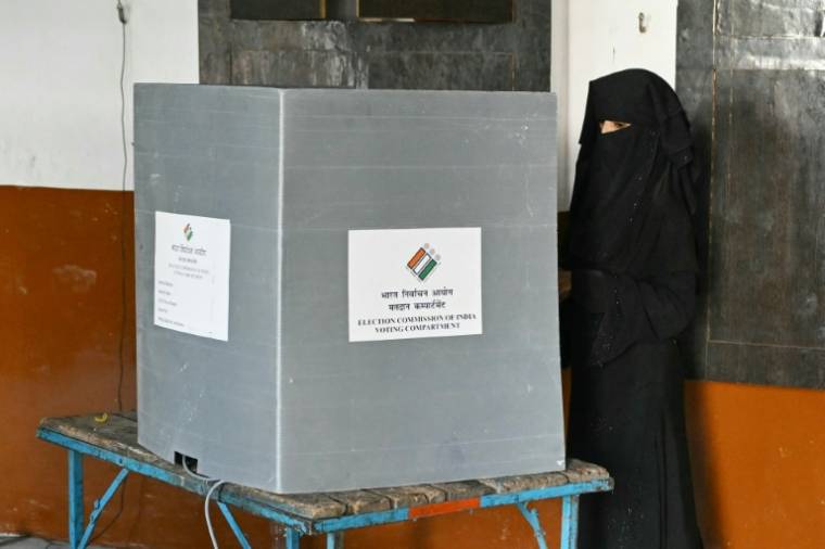 Une femme vote lors des législatives indiennes dans un bureau de vote de Kairana, dans l'Etat de l'Uttar Pradesh, le 19 avril 2024 ( AFP / Sajjad HUSSAIN )