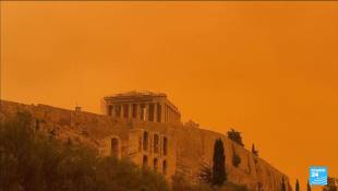 La Grèce sous un épais nuage orange