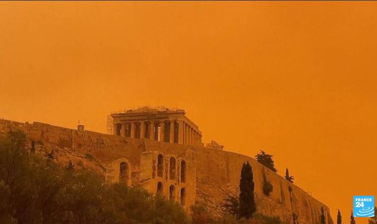 La Grèce sous un épais nuage orange
