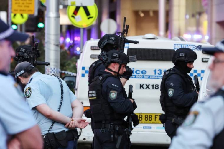 Des policiers à Sydney, le 13 avril 2024 en Australie ( AFP / David GRAY )
