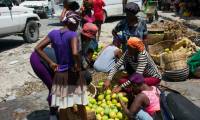 Des vendeurs ambulants dans une rue de Port-au-Prince, le 29 mai 2024 en Haïti ( AFP / Clarens SIFFROY )