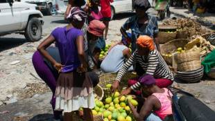 Des vendeurs ambulants dans une rue de Port-au-Prince, le 29 mai 2024 en Haïti ( AFP / Clarens SIFFROY )