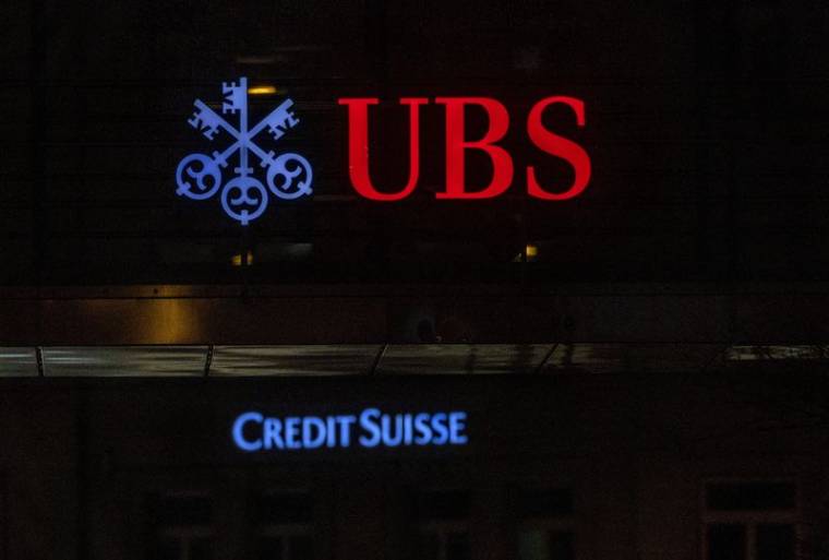 Les logos des banques suisses UBS et Crédit Suisse
