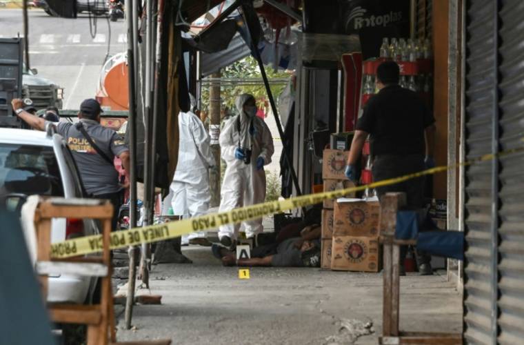 Des enquêteurs et du personnel médico-légal sur les lieux où cinq personnes ont été assassinées, le 24 mai 2024 à Acapulco, au Mexique ( AFP / Francisco ROBLES )