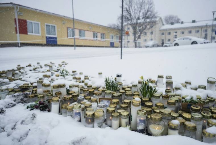 Des bougies et des fleurs en hommage aux victimes d'une attaque perpétrée par un garçon de 12 ans, devant l'école de Vantaa en Finlande le 3 avril 2024 ( AFP / Alessandro RAMPAZZO )