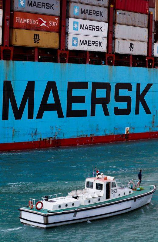 Des containers Maersk transportés dans le Canal de Suez