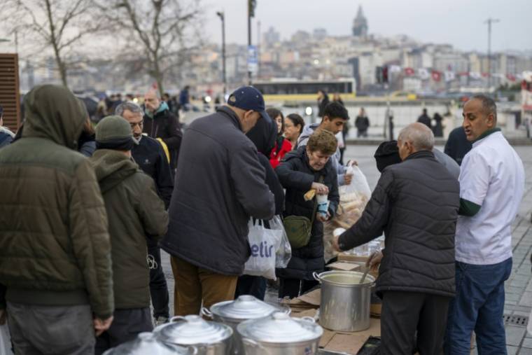 Des fidèles reçoivent un repas pour l'iftar offert par la municipalité d'Istanbul, pendant le mois du ramadan, le 15 mars 2024 en Turquie ( AFP / Yasin AKGUL )