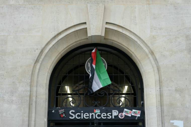 L'entrée de Sciences Po Paris lors d'une occupation des locaux par des étudiants propalestiniens, le 26 avril 2024 à Paris ( AFP / Dimitar DILKOFF )