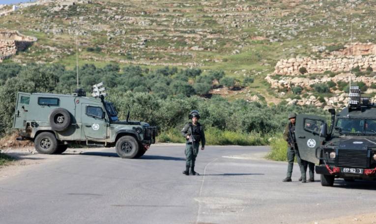 Barrage des établi par des membres des forces de sécurité israéliennes, le 13 avril 2024 dans le village palestinien d'al-Mughayyir, près de Ramallah ( AFP / Jaafar ASHTIYEH )