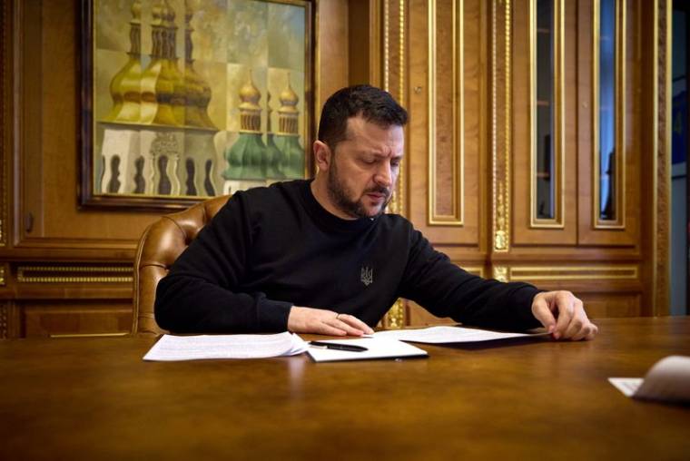 Le président ukrainien Zelensky s'entretient par téléphone avec le président de la Chambre des représentants des États-Unis, Mike Johnson, à Kyiv