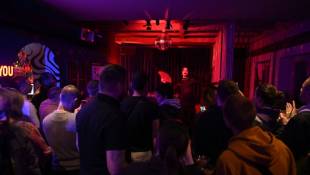 Au Bubble pub, à Pristina, seul bar LGBT+ du Kosovo, le 4 novembre 2023 ( AFP / Armend NIMANI )