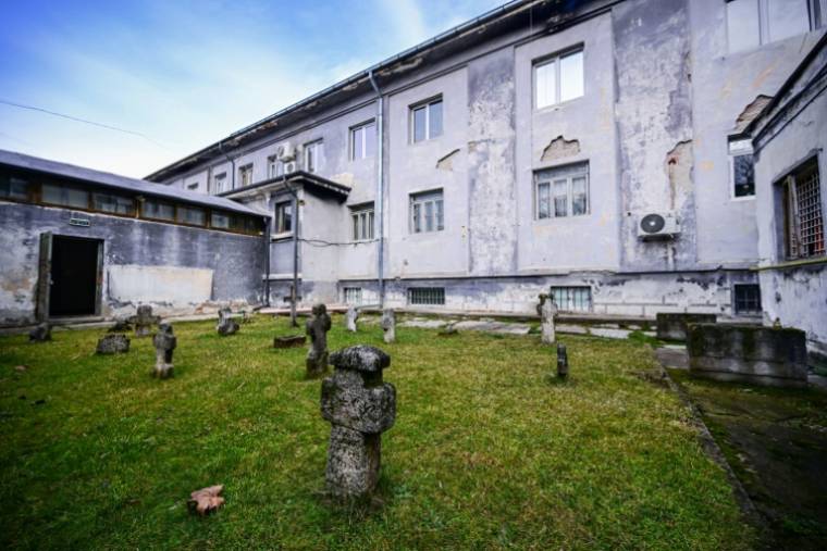 Des vieilles pierres tombales au Mémorial de la prison de Pitesti, le 13 février 2024 à Jilava, en Roumanie ( AFP / Daniel MIHAILESCU )
