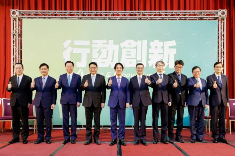Photo diffusée par le Parti démocrate progressiste (DPP), le 25 avril 2024 à Taipei, du président élu de Taiwan, Lai Ching-te (d) et les membres de son gouvernement ( Parti démocrate progressiste (DPP) / Handout )