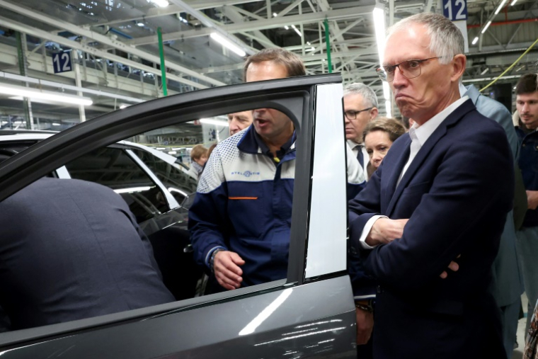 Le PDG de Stellantis, Carlos Tavares, visite une usine du groupe à Sochaux, en France, le 3 octobre 2024 ( AFP / FREDERICK FLORIN )