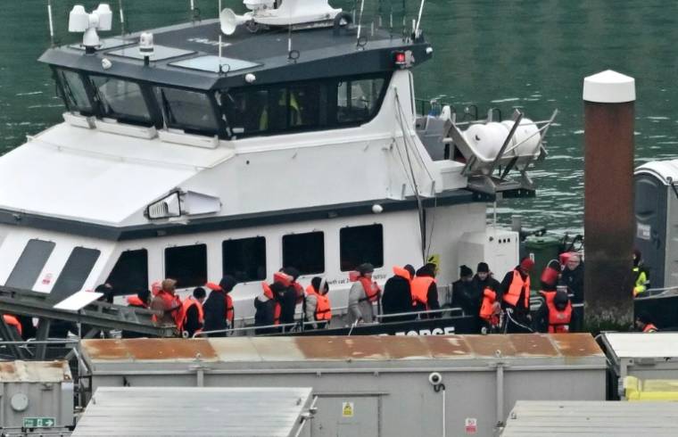 Des migrants secourus dans la Manche arrivent au port de Douvres, en Angleterre, le 17 janvier 2024 ( AFP / Ben Stansall )