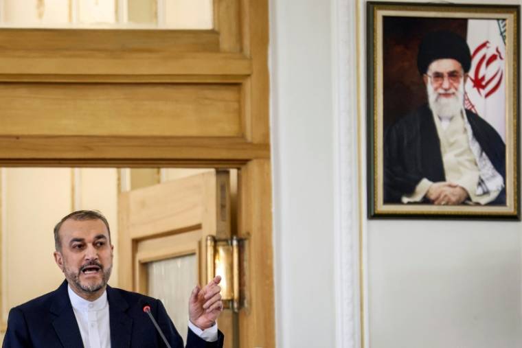 Le ministre iranien des Affaires étrangères Hossein Amir-Abdollahian s'exprime lors d'une conférence de presse à côté d'un portrait du guide suprême iranien, l'ayatollah Ali Khamenei, le 14 avril 2024 à Téhéran ( AFP / ATTA KENARE )