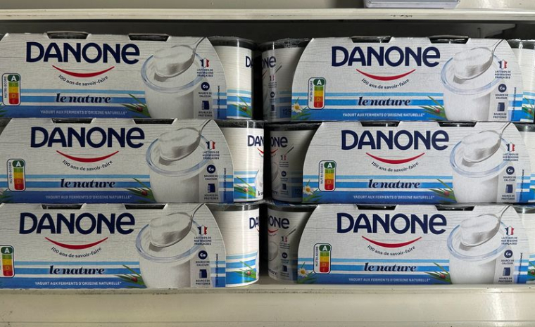 Le logo du groupe alimentaire français Danone apparaît sur des produits exposés dans un supermarché à Paris.