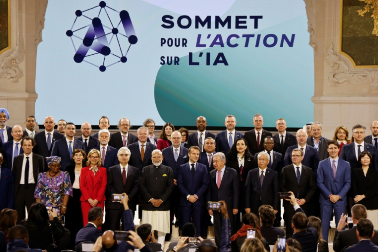 Le président Emmanuel Macron avec les leaders mondiaux et participants au sommet sur l'IA organisé au Grand Palais à Paris, le 11 février 2025 ( AFP / Ludovic MARIN )