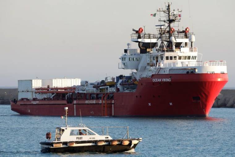Le navire de sauvetage Ocean Viking arrive avec des migrants secourus à Porto Empedocle, en Sicile