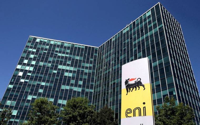 Photo d'archives du logo d'Eni à son siège social près de Milan, Italie